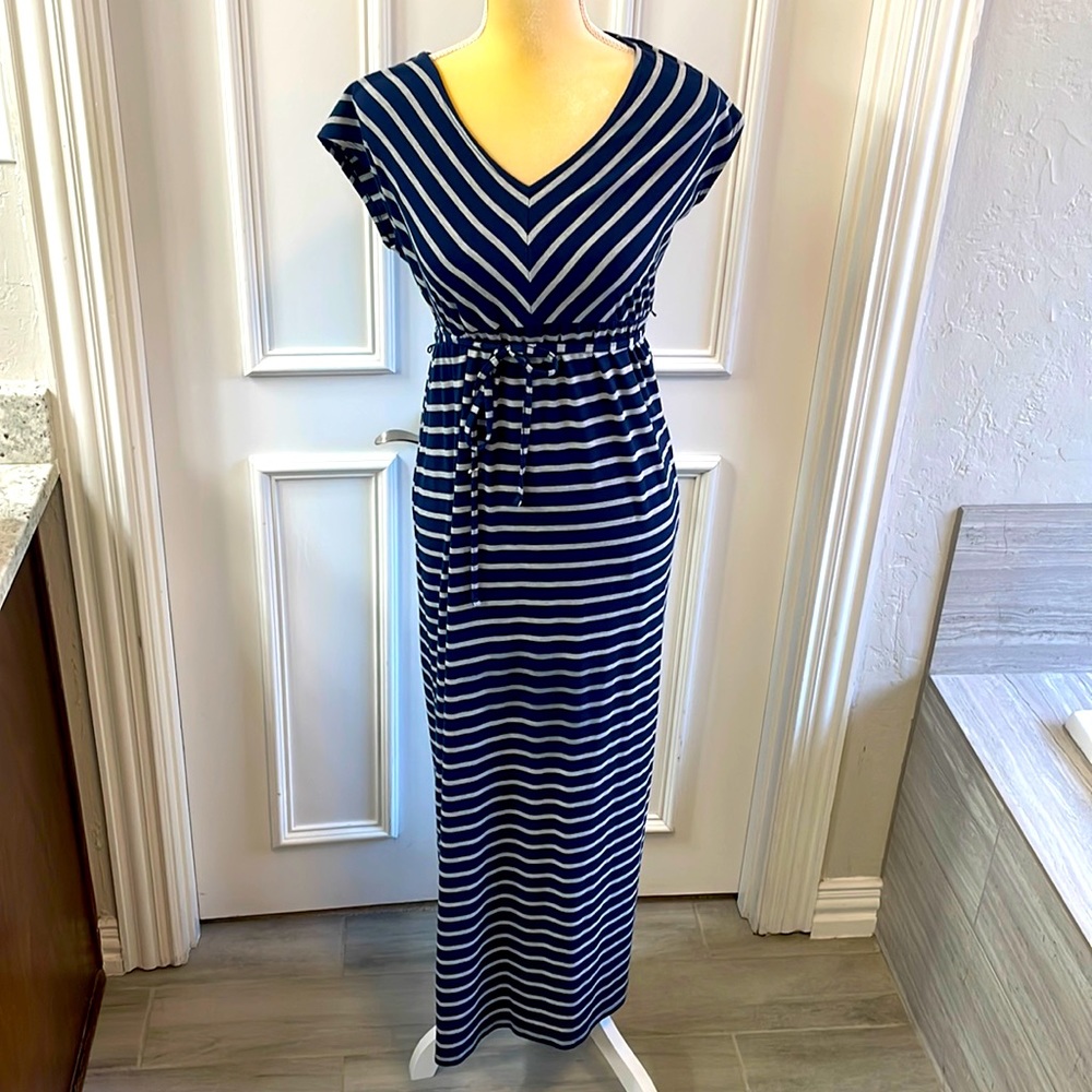 Motherhood maternity size small diagonal strip navy & gray sleeveless maxi dress